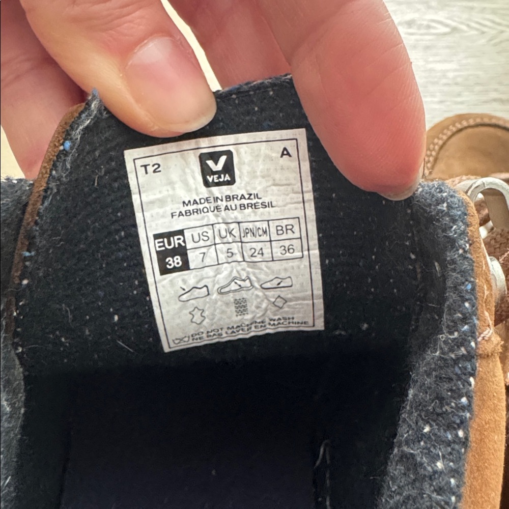 VEJA - Gender Inclusive Roraima High Top Sneaker - Picture 10 of 12